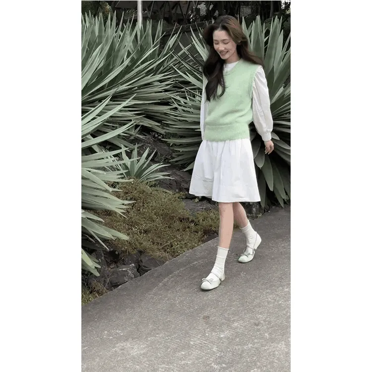 白色连衣裙搭配叠穿绿色无袖马甲套装女秋冬冬季慵懒风宽松两件套