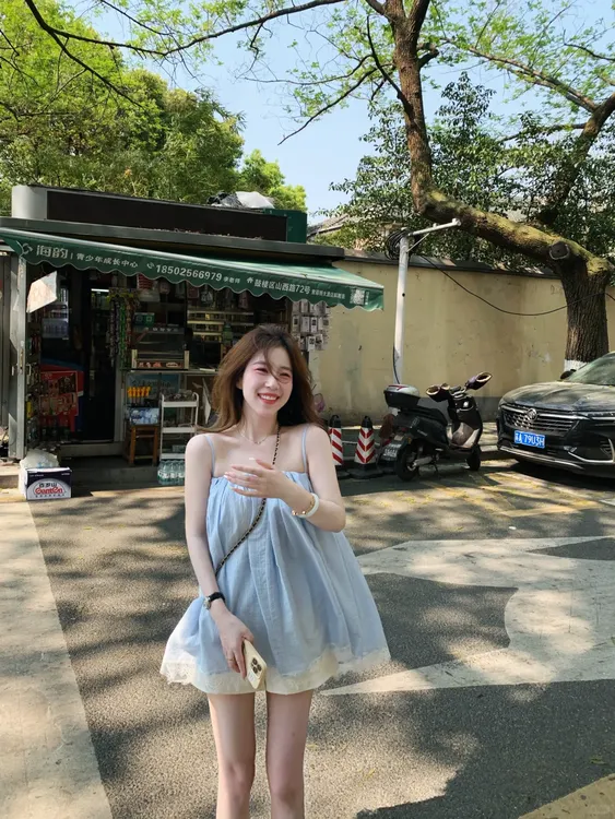 2025夏季新款超火今年流行温柔风蓝色花边吊带上衣高腰短裤两件套