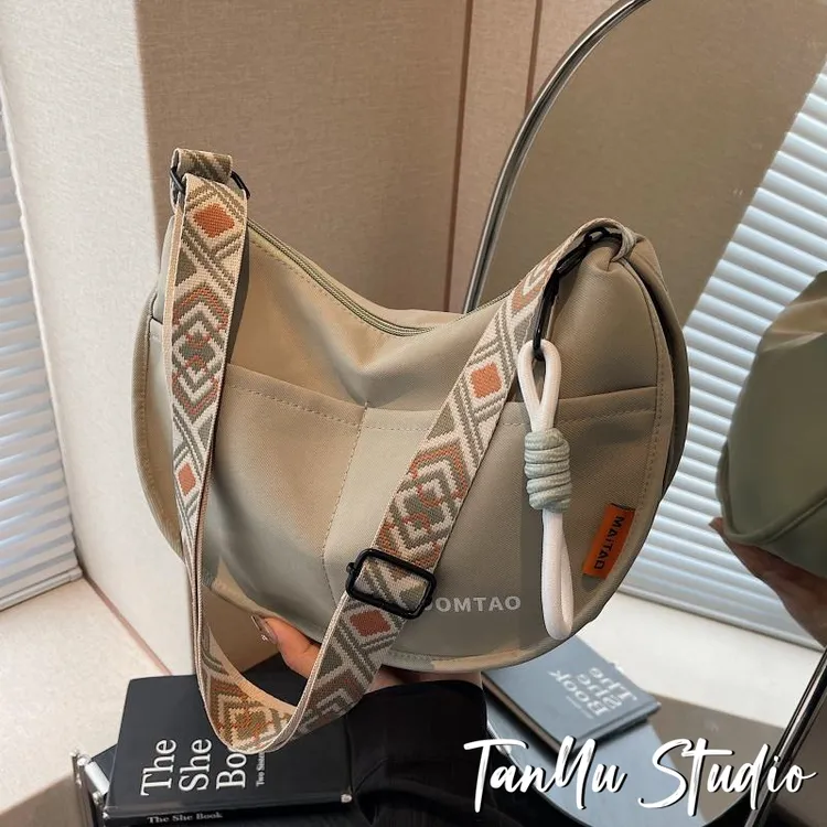 探屿潮牌斜挎包包女百搭休闲饺子包大容量尼龙通勤单肩包运动背包