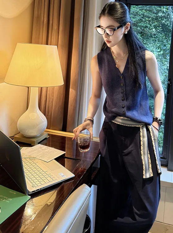 超火夏装一整套大方得体穿搭减龄洋气时尚藏蓝色马甲两件套装裤子