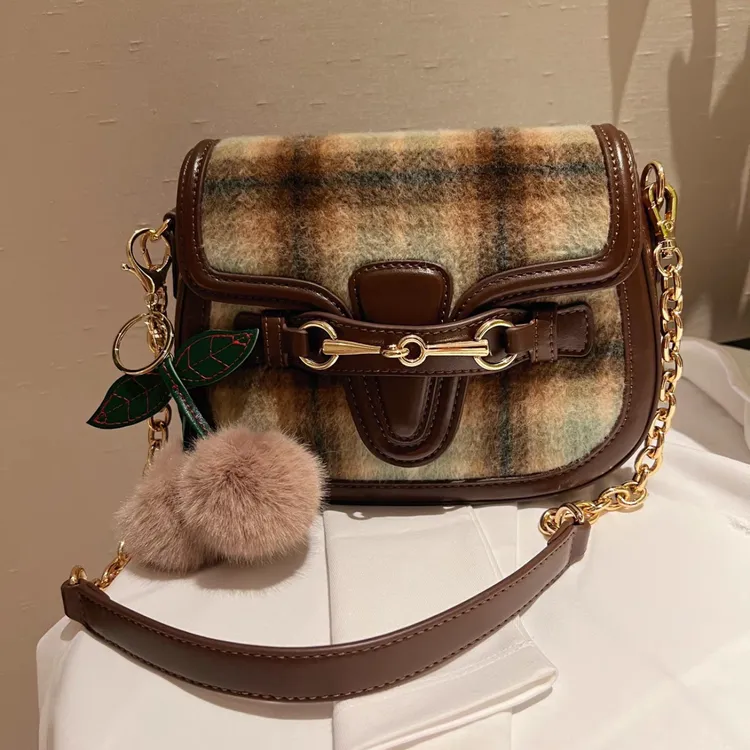 2025秋冬新款冬日暖阳马鞍包复古呢子撞色单肩斜挎包包