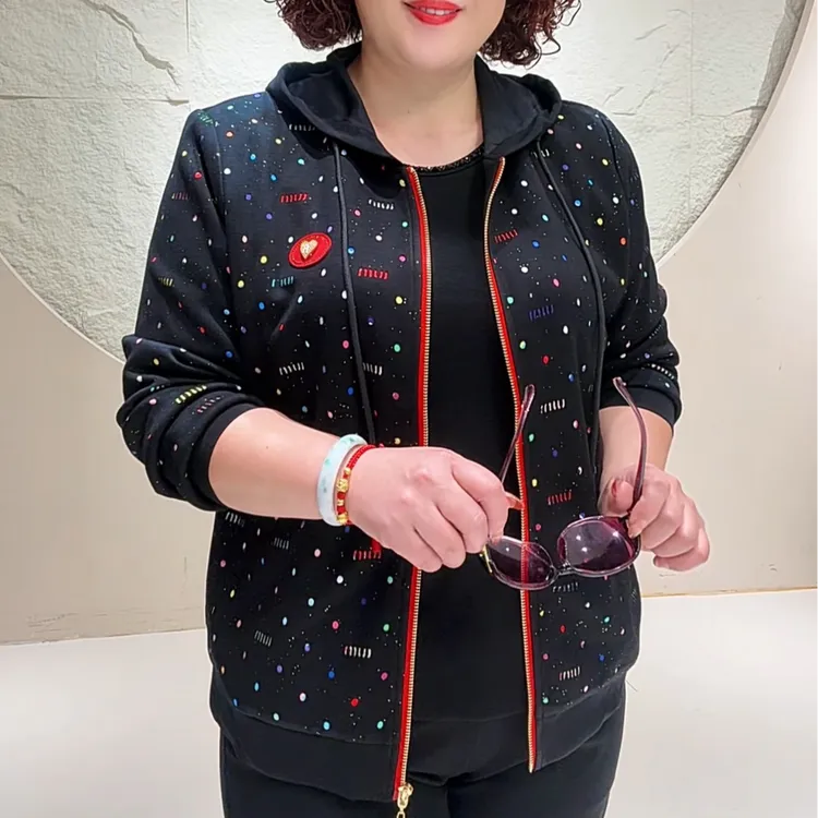 连帽外套67029秋冬新款大码妈妈装黑色彩色雕花烫金拉链衬肤贵气