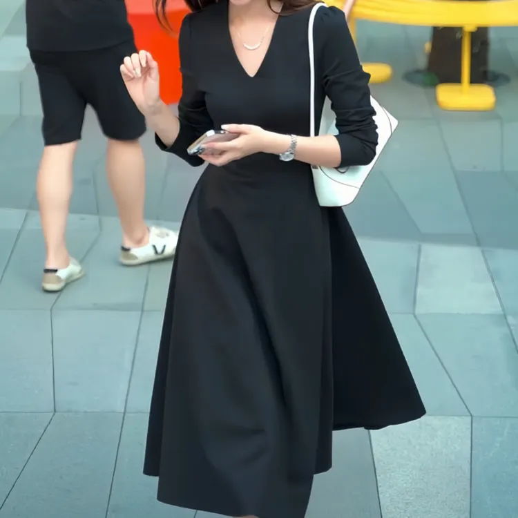 早秋胖mm时尚气质长袖百搭V领小黑裙长裙赫本风休闲设计感连衣裙
