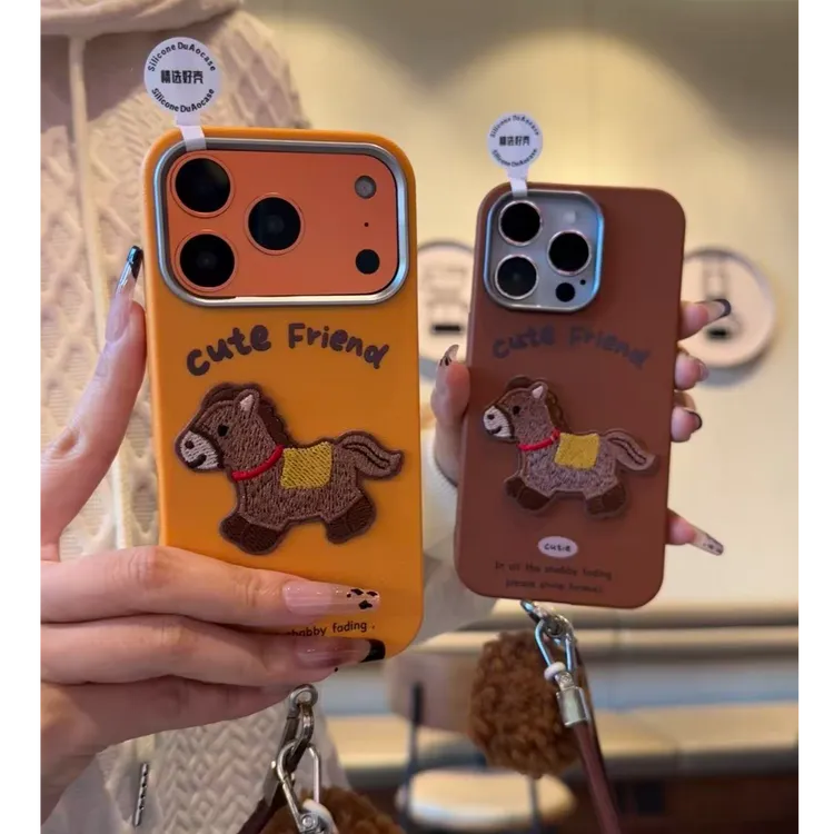 刺绣小马毛球手绳适用iPhone17promax/16pro苹果15手机壳14皮纹11