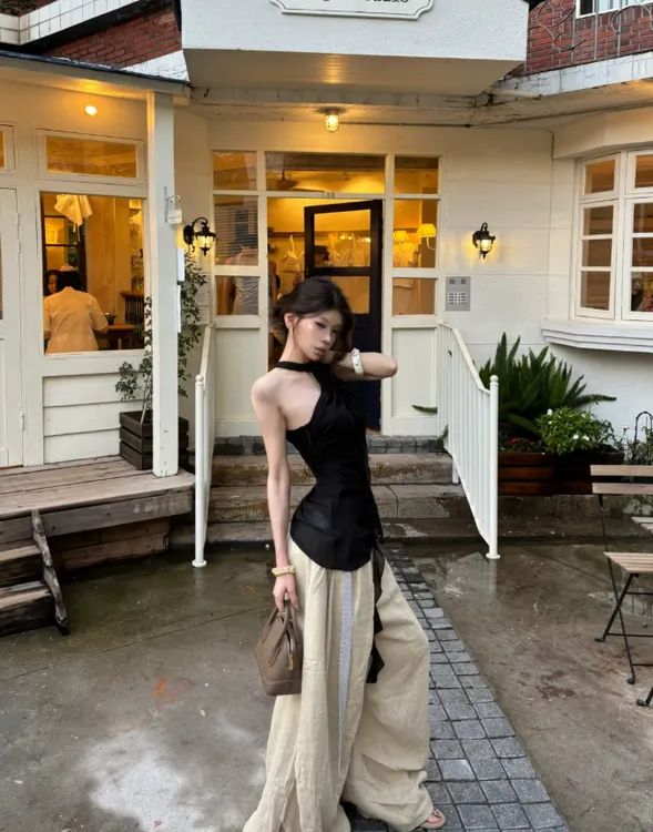 法式黑色挂脖雪纺无袖衬衫女纯欲荷叶边显瘦绝美上衣+卡其休闲裤