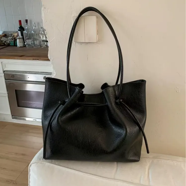 2025早秋新款韩系大容量高级感黑色褶皱时尚单肩腋下托特水桶包女