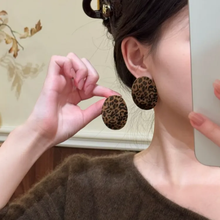 铜合金耳饰 秋冬复古植绒椭圆豹纹耳环女设计感轻奢耳钉气质耳饰