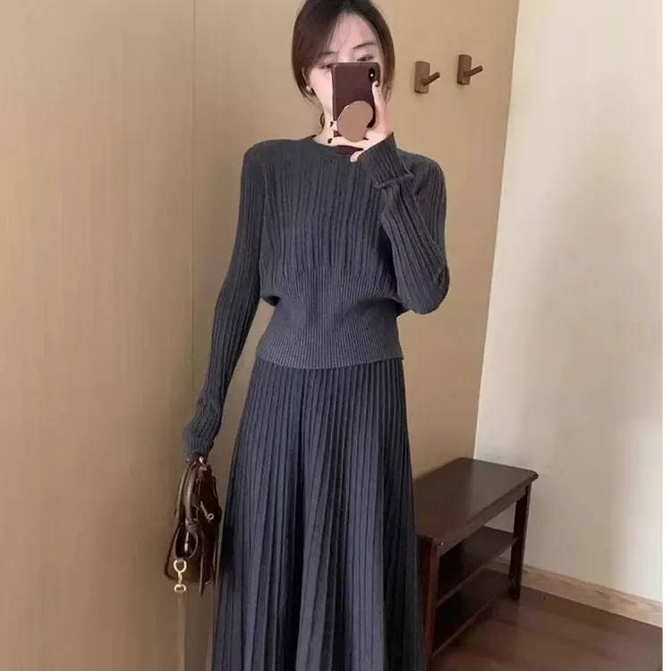 收腰设计显瘦圆领针织打底衫秋季新款高级感上衣+裙子针织套装