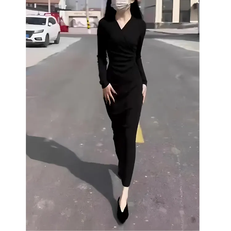 法式赫本风黑色小黑裙女春秋新款内搭打底收腰V领显瘦包臀连衣裙