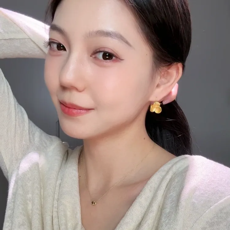 合金耳饰 金色三瓣鸡蛋花耳钉女花朵简约甜美日常款通勤时尚精致