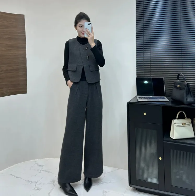 2025秋冬新款女性优雅显瘦时髦复古马甲加打底衫配窄版阔腿裤三件