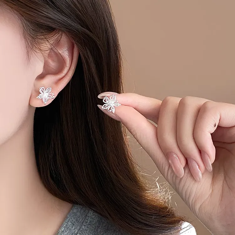 银色镂空五瓣花锆石耳钉女精致轻奢小众气质耳环时尚清新甜美耳饰