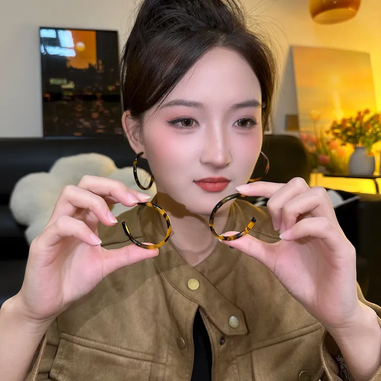 铜合金亚克力耳饰 秋冬复古豹纹耳环圈圈2025爆款女时髦气质耳饰