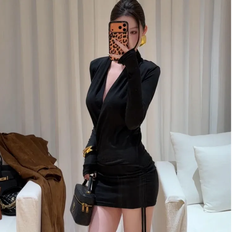 纯欲黑色v领长袖连衣裙女秋冬季辣妹内搭收腰修身打底包臀短裙子