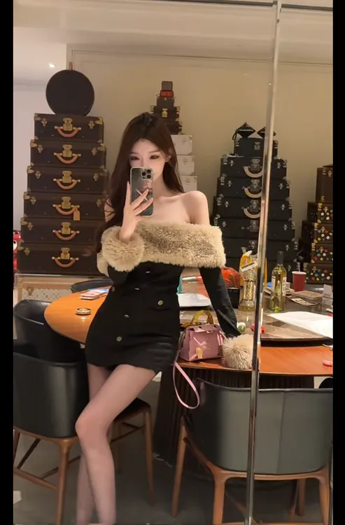 设计富家千金性感毛领一字肩连衣裙秋冬新款修身显瘦包臀针织短裙