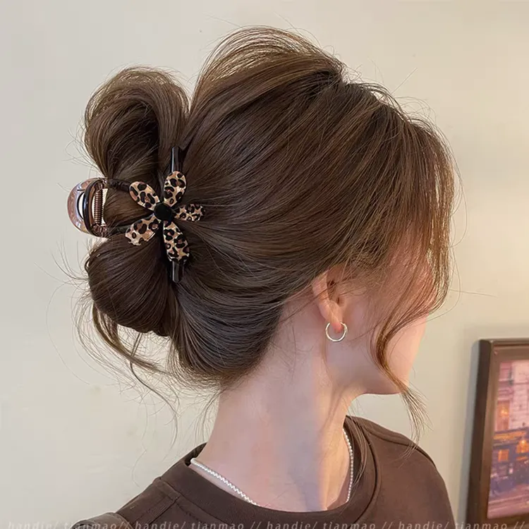 新款气质豹纹花朵抓夹女高级感2025鲨鱼夹后脑勺高马尾盘发夹发饰