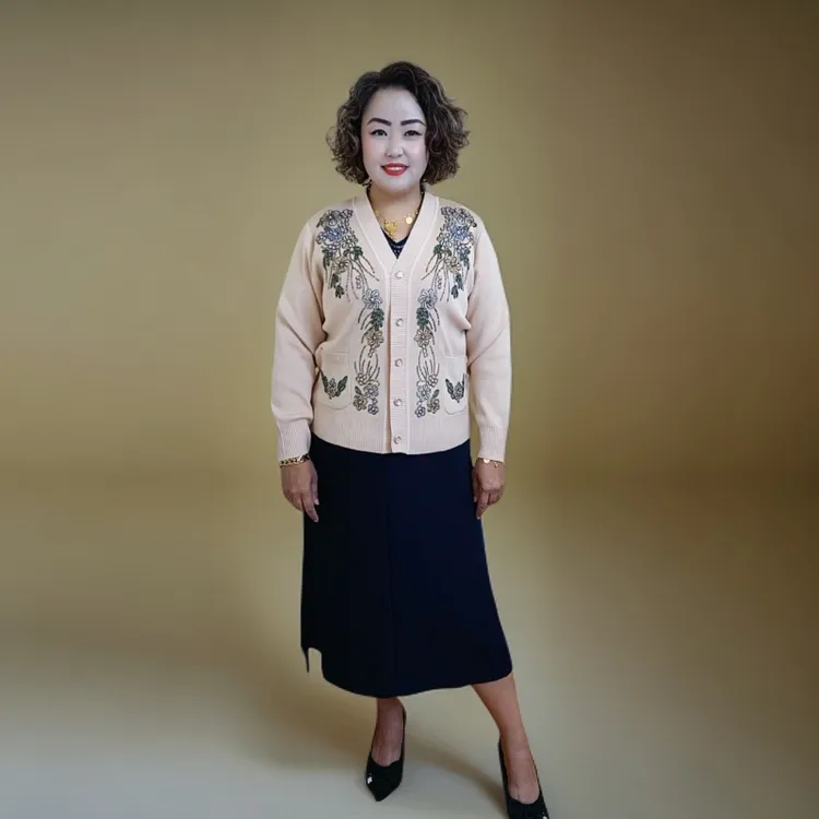 新疆包邮中老年电脑珠绣针织长袖V领开衫时尚秋冬妈妈外搭