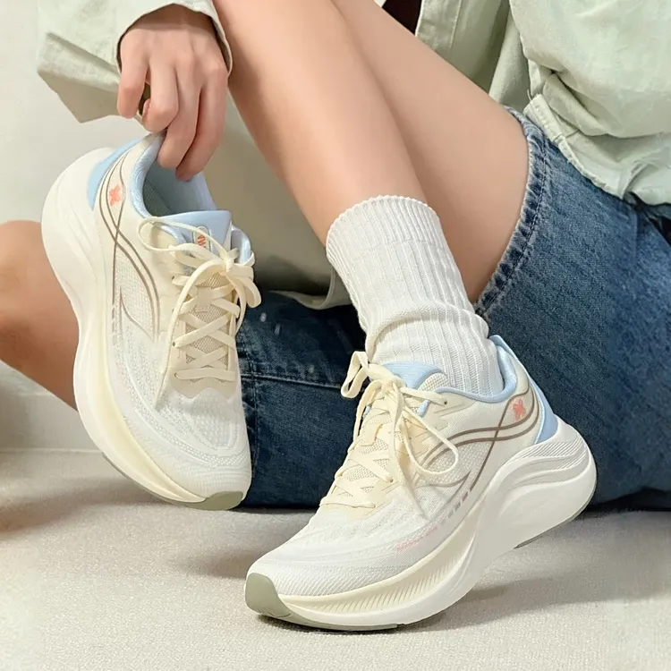 安踏叶子6代丨女子厚底跑鞋冬季新款耐磨软底缓震休闲跑步运动鞋