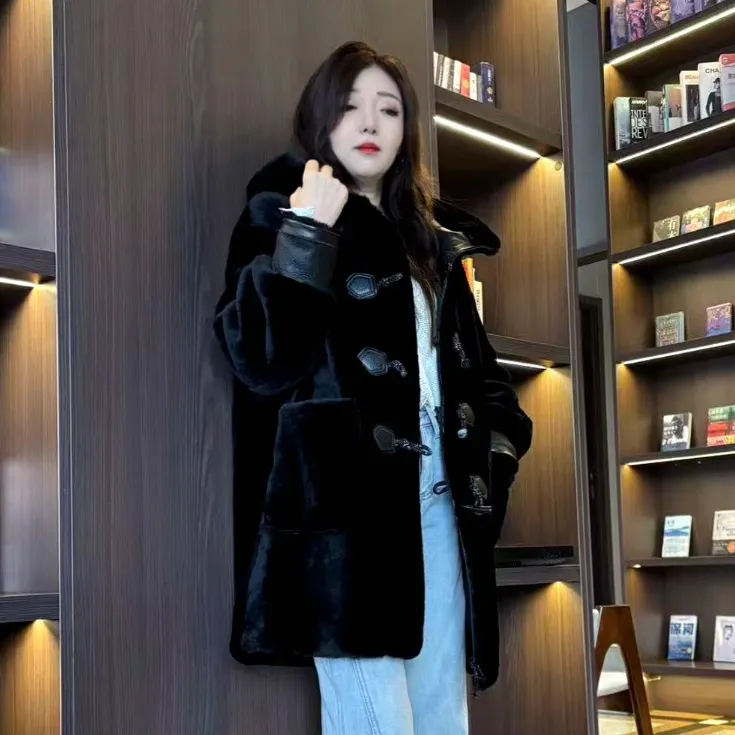 2025秋冬新款2504双面穿美利奴皮毛一体外套女中长款连帽牛角扣