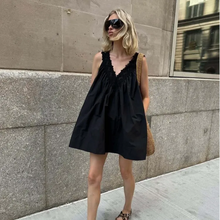 法式气质黑色V领吊带连衣裙女夏季高级感小众设计蕾丝拼接背心裙