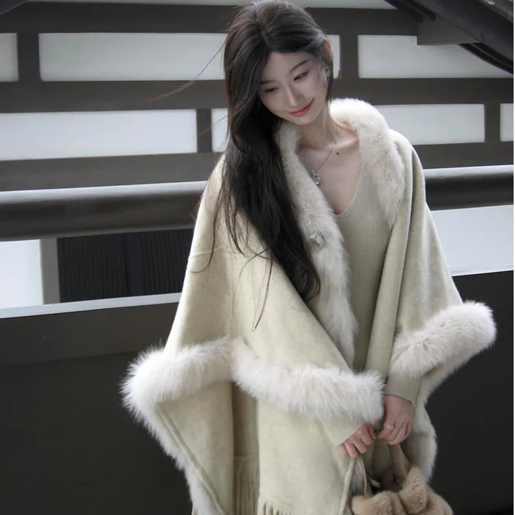 白色毛领披肩女外搭2025新款冬季高级氛围感加厚保暖披风斗篷围巾