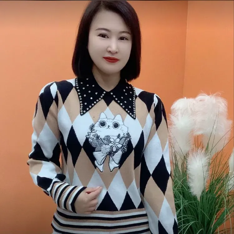 时尚猫咪菱格撞色娃娃领针织衫2025秋冬新款宽松百搭长袖打底衫女