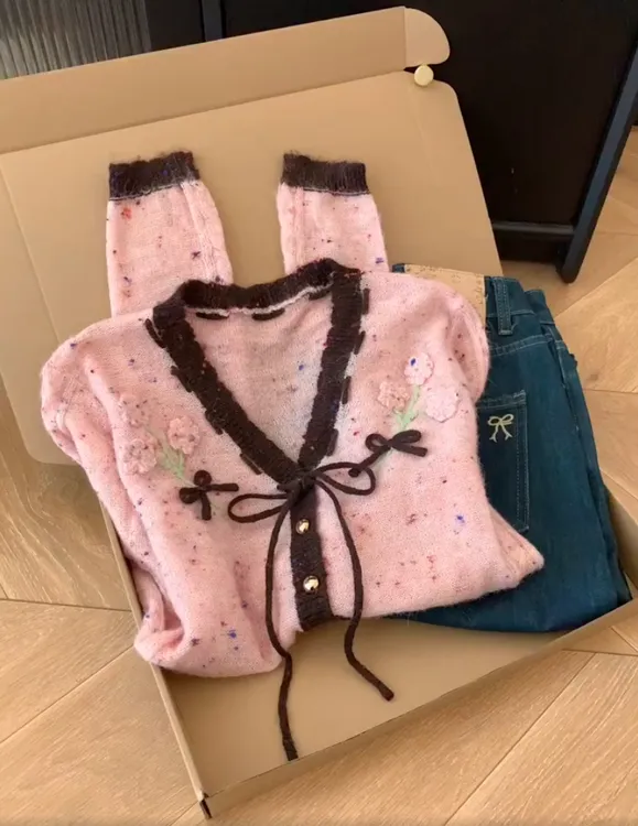 2025早秋氛围感穿搭蝴蝶结系带刺绣撞色v领长袖针织开衫甜美上衣