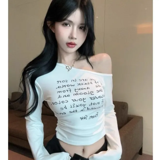 美式复古字母印花露肩长袖t恤女秋季新款设计感小众显瘦新款上衣