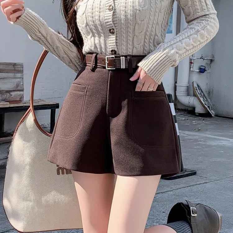 咖色毛呢阔腿短裤女秋冬季2025新款高腰显瘦a字休闲打底外穿靴裤