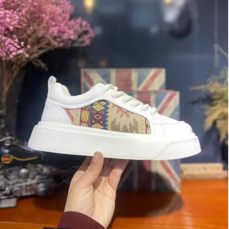 男鞋2025早春新款板鞋男皮布拼接刺绣时尚休闲鞋低帮厚底轻便单鞋