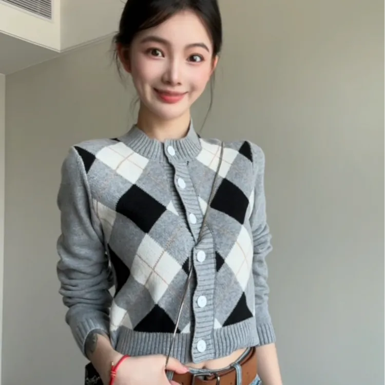 早秋灰色圆领格子长袖针织开衫外套女韩系高级感纯欲辣妹短款上衣