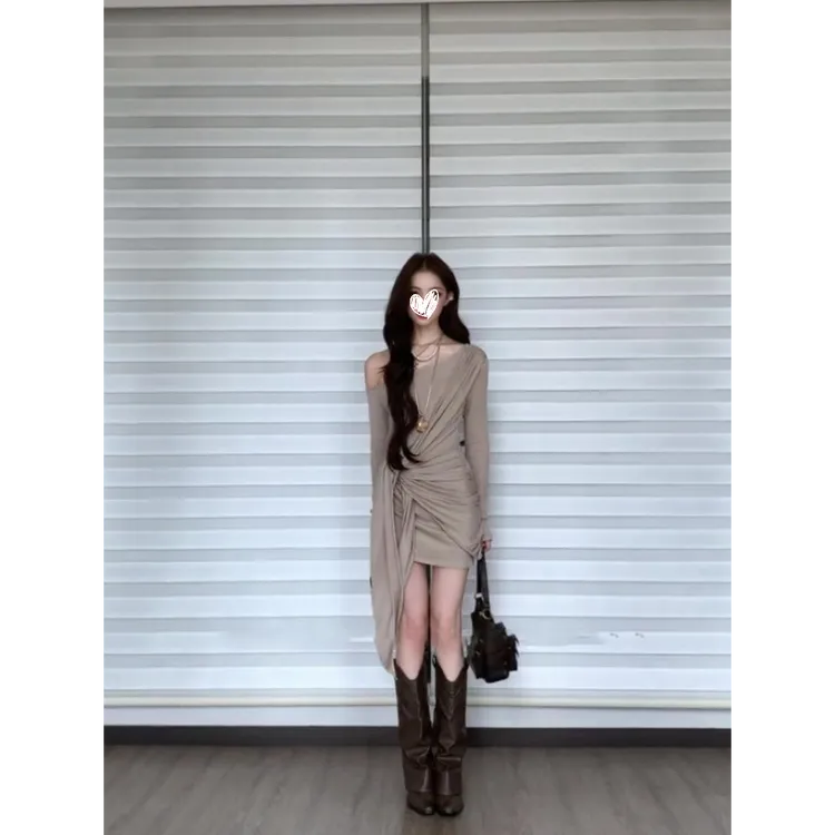 纯欲风斜肩连衣裙女秋季性感辣妹气质修身显瘦收腰小个子长袖短裙