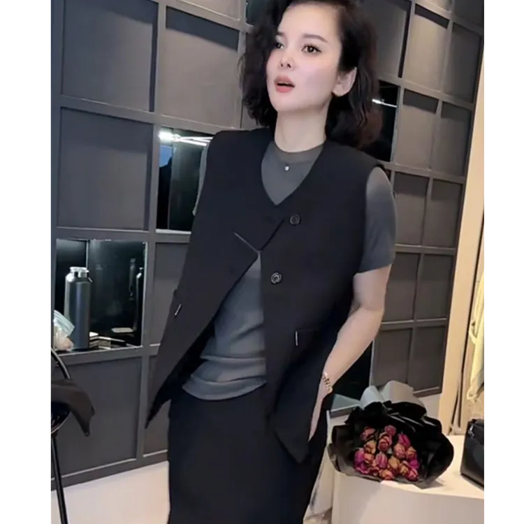 时尚百搭设计感马甲高级感纯色休闲显瘦遮肉圆领无袖西装马夹2025