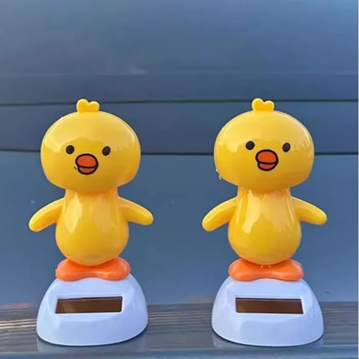 太阳能摇摆萌鸡车载摆件遇阳光摇摆汽车内饰用品摇摆青蛙摆件装饰