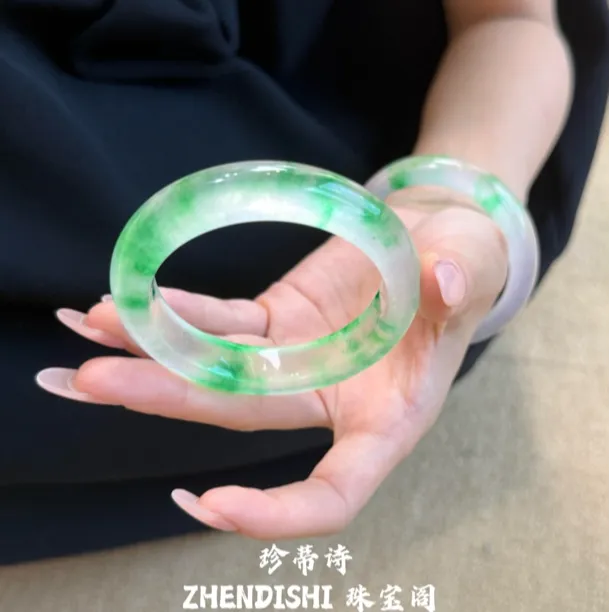 高冰绿色飘花玉手镯冰透阳绿色玛瑙玉髓手镯天然独龙玉手镯平安镯