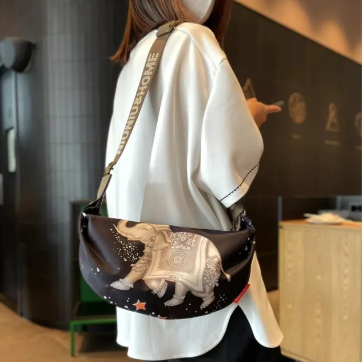夏天超火时尚包包女2025新款饺子包防水女士斜挎包轻便旅游牛津布