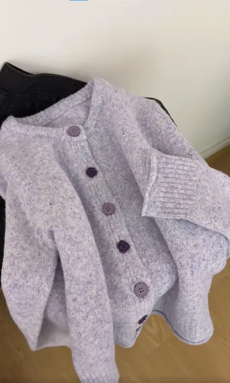 紫色圆领毛衣外套女2025秋冬新款慵懒温柔风软糯针织开衫短款上衣