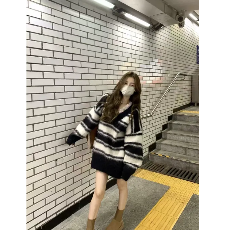 2025秋冬新款韩系V领毛茸茸慵懒风针织衫女条纹拉毛百搭经典色系
