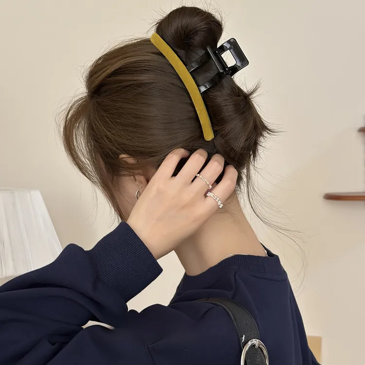 极简风~韩系复古丝绒植绒抓夹女2025新款盘发高级感鲨鱼夹发夹