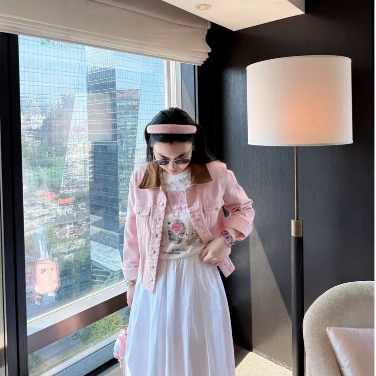 PM王囡囡 粉色拼咖色领双口袋牛仔外套 ND1C1544