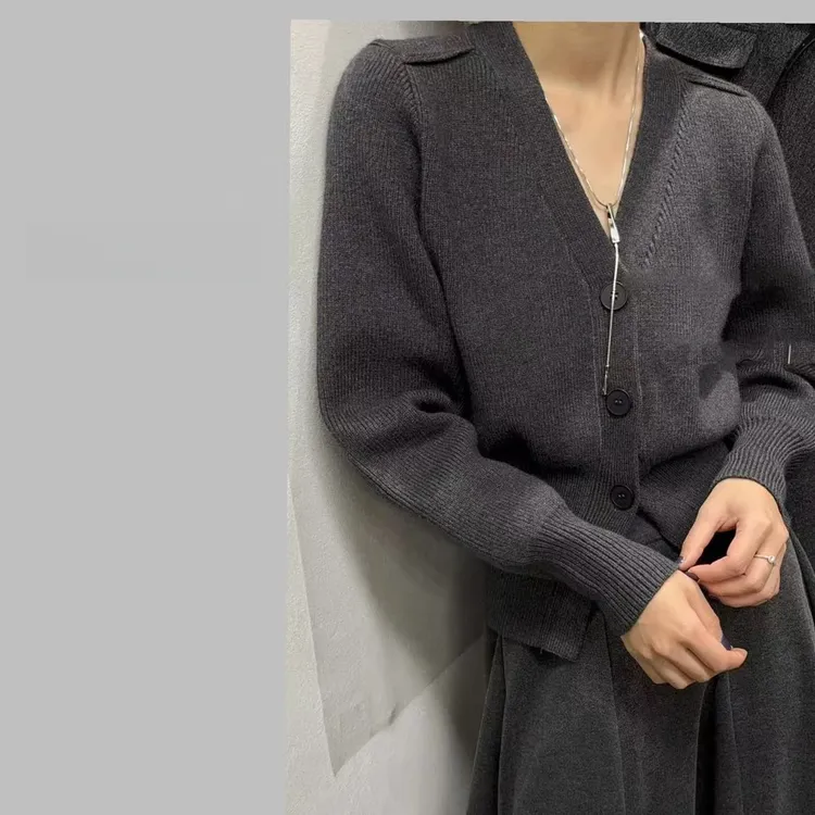 加厚设计款v领毛衣外套时尚毛衣针织衫女上衣外套纯色百搭款H9-78