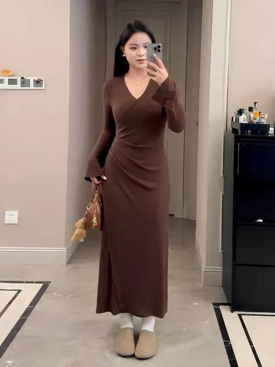 大码梨型身材V领针织长袖连衣裙女秋季胖mm收腰显瘦内搭打底长裙