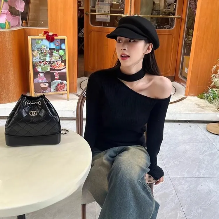 黑色露肩针织衫女春秋季小个子内搭打底衫设计感毛衣挂脖斜肩上衣