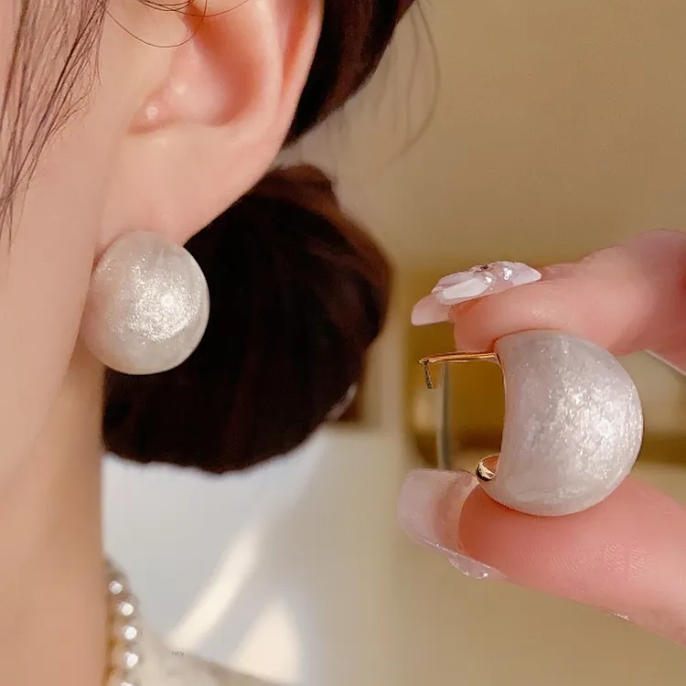 合金耳饰 法式气质时尚温柔百搭白色C火爆耳钉女小众简约复古百搭