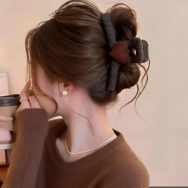 复古格纹爱心抓夹女2025新款高级感鲨鱼夹发量多盘发夹后脑勺发饰