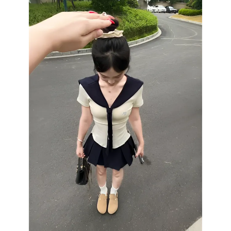 MARIE.COCO性感纯欲风一整套小清新设计感披肩修身上衣气质百褶裙