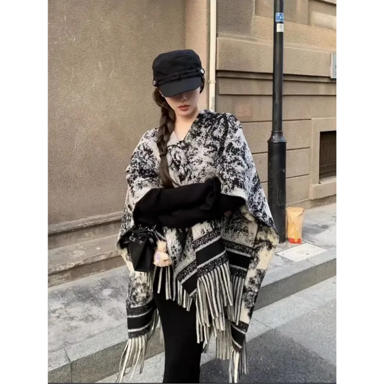 兔途爱高级氛围感水墨画披肩女外搭2025新款仿羊绒披风百搭围巾