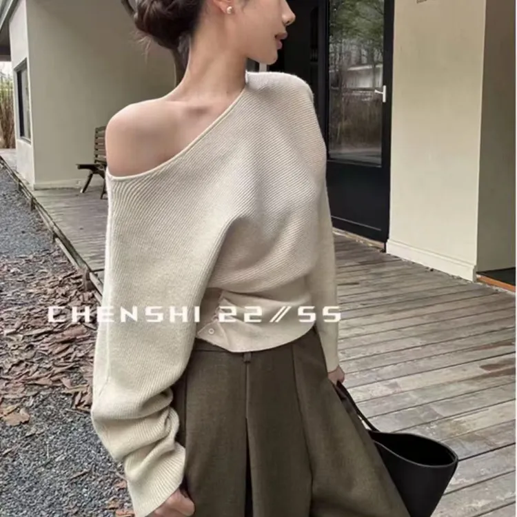 气质斜领设计感露肩长袖毛衣女秋季新款时髦个性褶皱收腰针织上衣