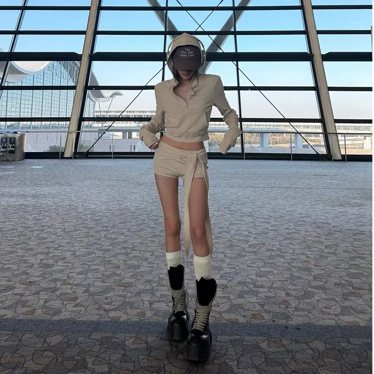 2025早春新款时尚套装气质显瘦连帽长袖上衣性感辣妹短裤两件套女