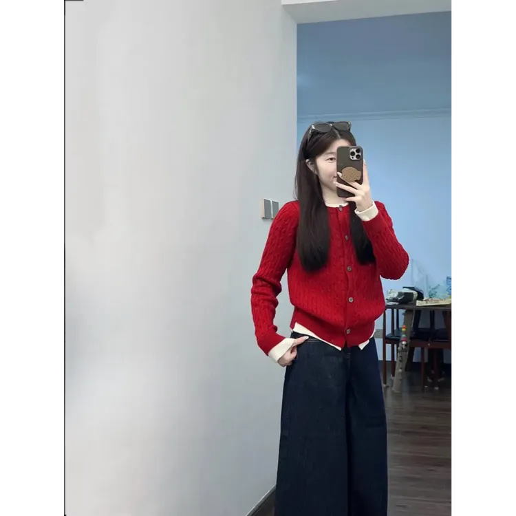 2025新年红色穿搭设计感假两件针织开衫上衣女阔腿牛仔裤两件套潮